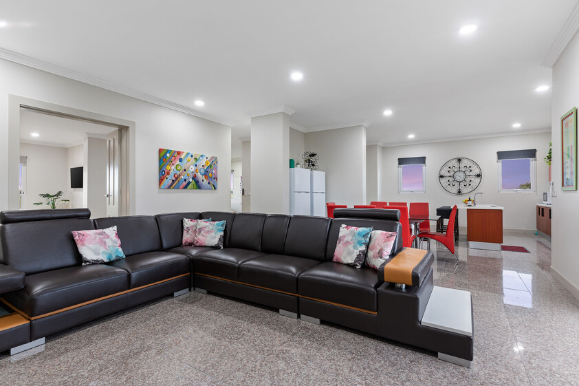 SHORT OR LONG STAYS - LARGE FULLY FURNISHED 5-Bedroom Residence near Melbourne Airport