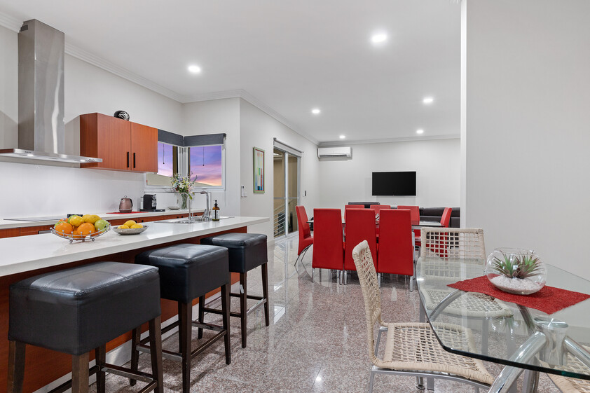 SHORT OR LONG STAYS - LARGE FULLY FURNISHED 5-Bedroom Residence near Melbourne Airport