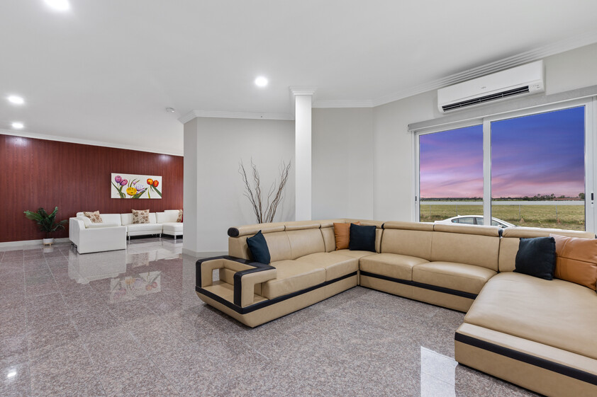 SHORT OR LONG STAYS - LARGE FULLY FURNISHED 5-Bedroom Residence near Melbourne Airport