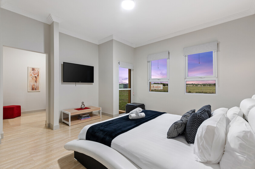 SHORT OR LONG STAYS - LARGE FULLY FURNISHED 5-Bedroom Residence near Melbourne Airport