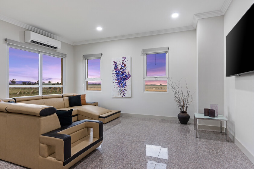 SHORT OR LONG STAYS - LARGE FULLY FURNISHED 5-Bedroom Residence near Melbourne Airport