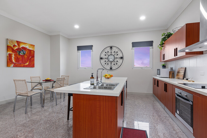 SHORT OR LONG STAYS - LARGE FULLY FURNISHED 5-Bedroom Residence near Melbourne Airport