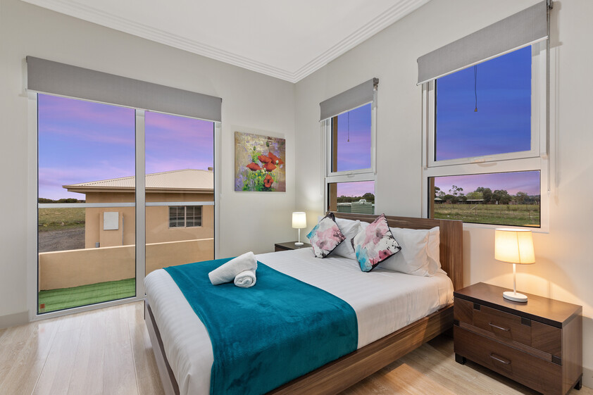 SHORT OR LONG STAYS - LARGE FULLY FURNISHED 5-Bedroom Residence near Melbourne Airport