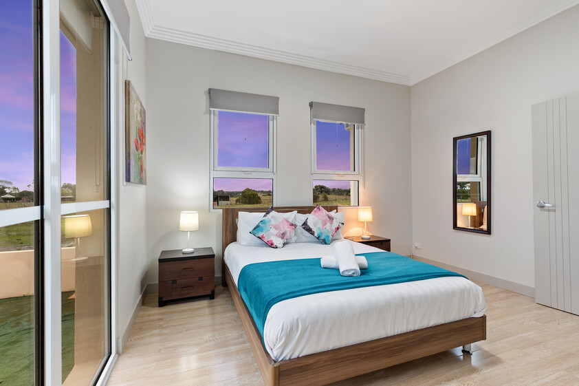 SHORT OR LONG STAYS - LARGE FULLY FURNISHED 5-Bedroom Residence near Melbourne Airport