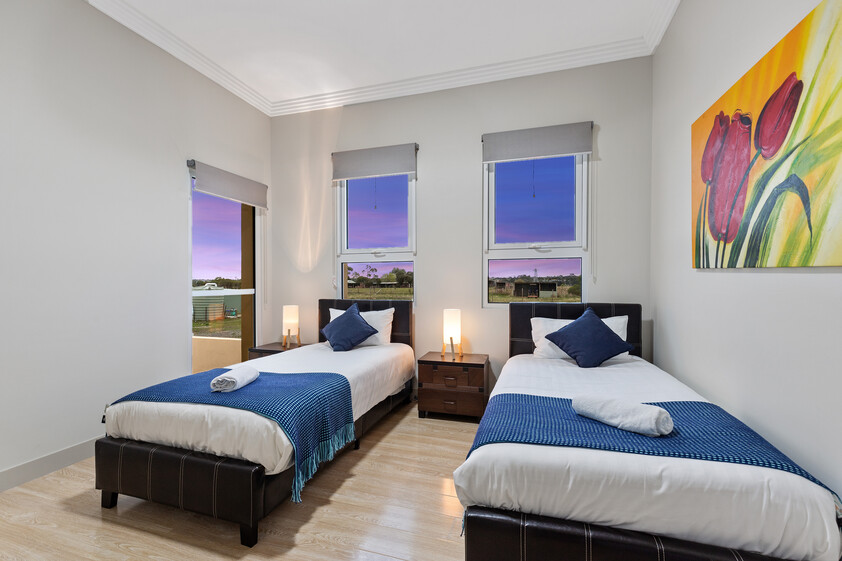 SHORT OR LONG STAYS - LARGE FULLY FURNISHED 5-Bedroom Residence near Melbourne Airport