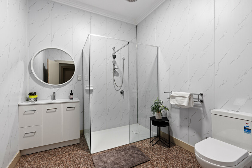 SHORT OR LONG STAYS - LARGE FULLY FURNISHED 5-Bedroom Residence near Melbourne Airport