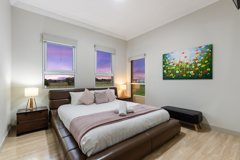 SHORT OR LONG STAYS - LARGE FULLY FURNISHED 5-Bedroom Residence near Melbourne Airport