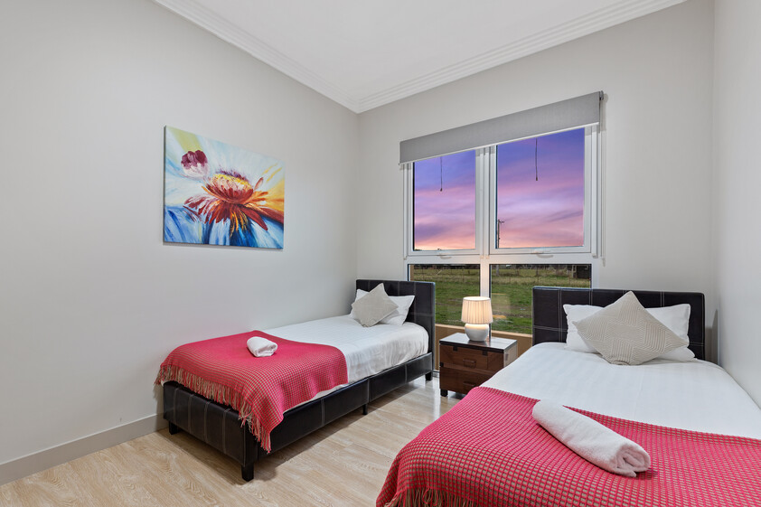 SHORT OR LONG STAYS - LARGE FULLY FURNISHED 5-Bedroom Residence near Melbourne Airport