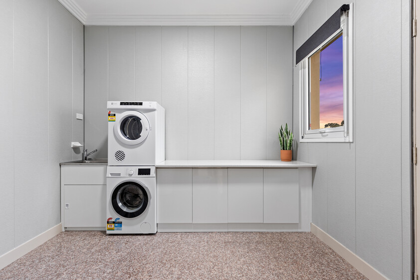SHORT OR LONG STAYS - LARGE FULLY FURNISHED 5-Bedroom Residence near Melbourne Airport