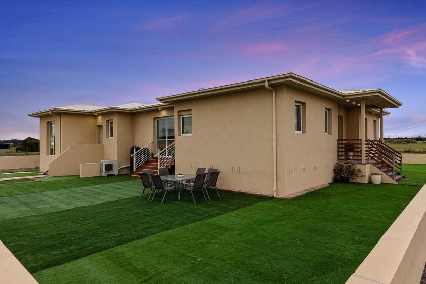 SHORT OR LONG STAYS - LARGE FULLY FURNISHED 5-Bedroom Residence near Melbourne Airport