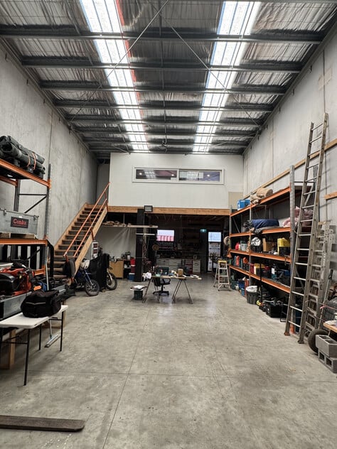 HIGH-CLEARANCE WAREHOUSE / WORKSHOP WITH DUAL ACCESS WEST FOOTSCRAY