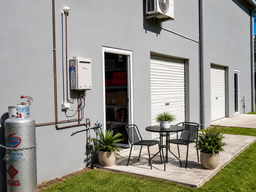 MODERN INDUSTRIAL UNIT WITH MEZZANINE