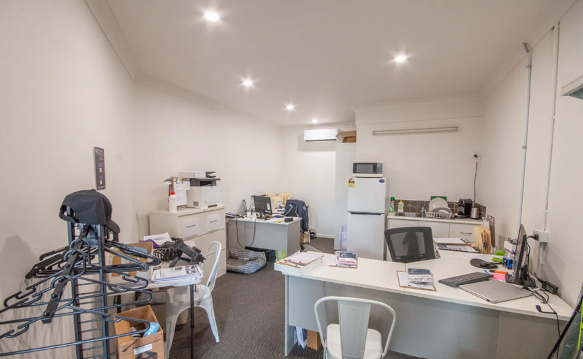 INDUSTRIAL WAREHOUSE + OFFICE | MOLENDINAR