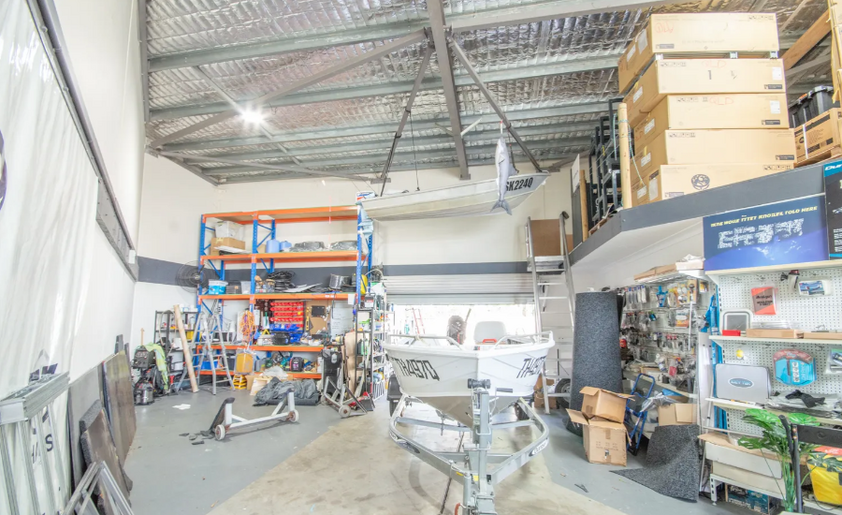 INDUSTRIAL WAREHOUSE + OFFICE | MOLENDINAR
