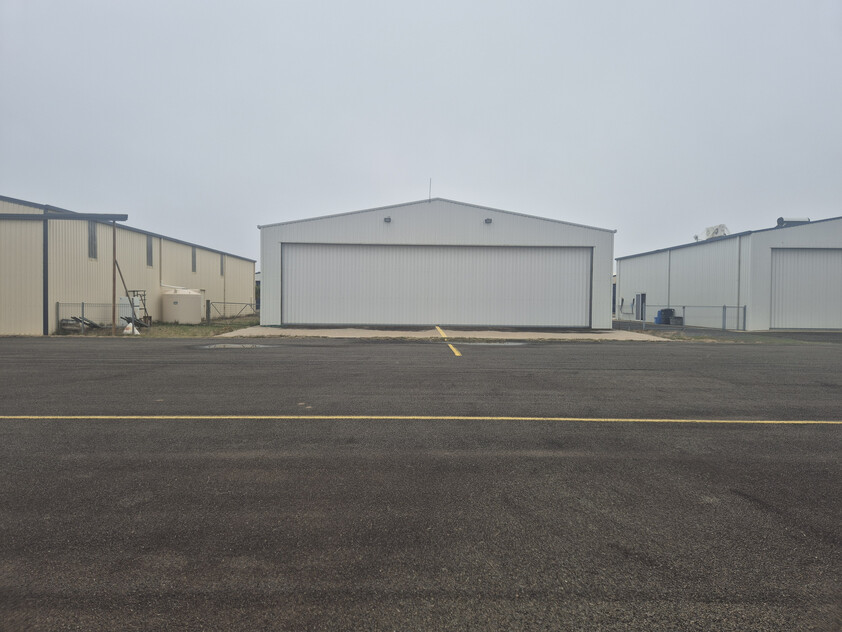 RARE FREEHOLD HANGAR WITH DIRECT AIRFIELD ACCESS