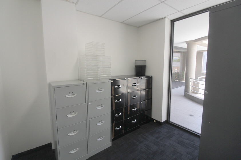 Perfectly located office - fully furnished & secure parking (Short term- long term lease)