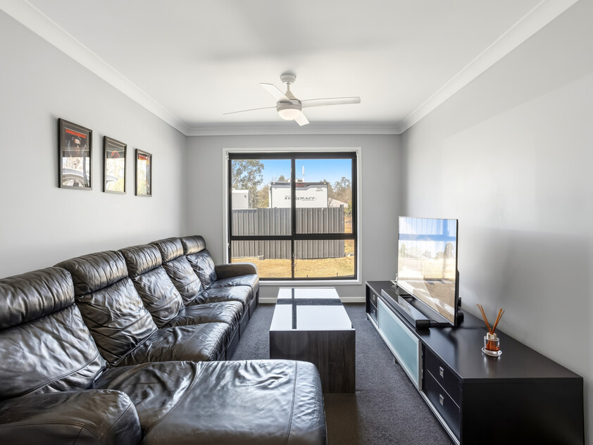 Modern Family Living on 1,366m² with Mountain Views & Room to Grow