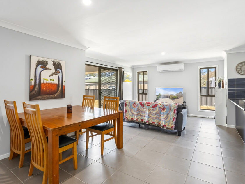 Modern Family Living on 1,366m² with Mountain Views & Room to Grow