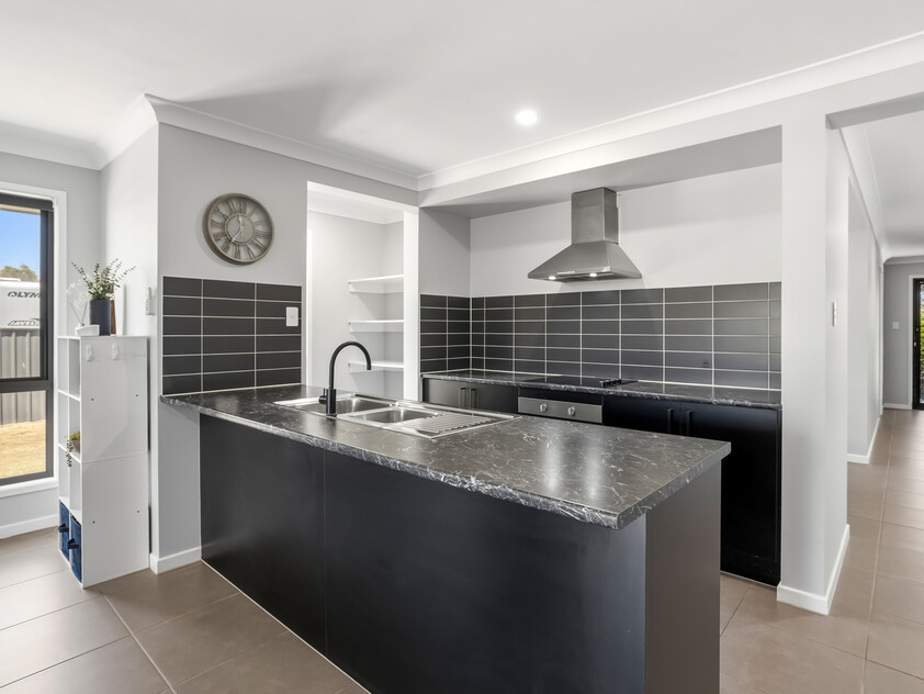 Modern Family Living on 1,366m² with Mountain Views & Room to Grow
