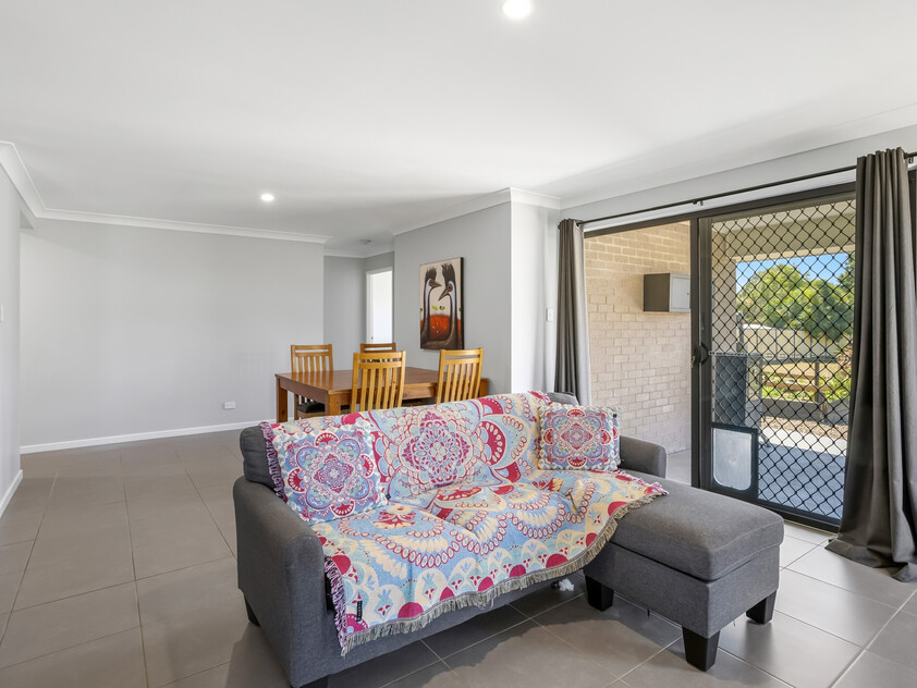 Modern Family Living on 1,366m² with Mountain Views & Room to Grow