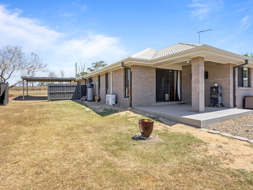 Modern Family Living on 1,366m² with Mountain Views & Room to Grow