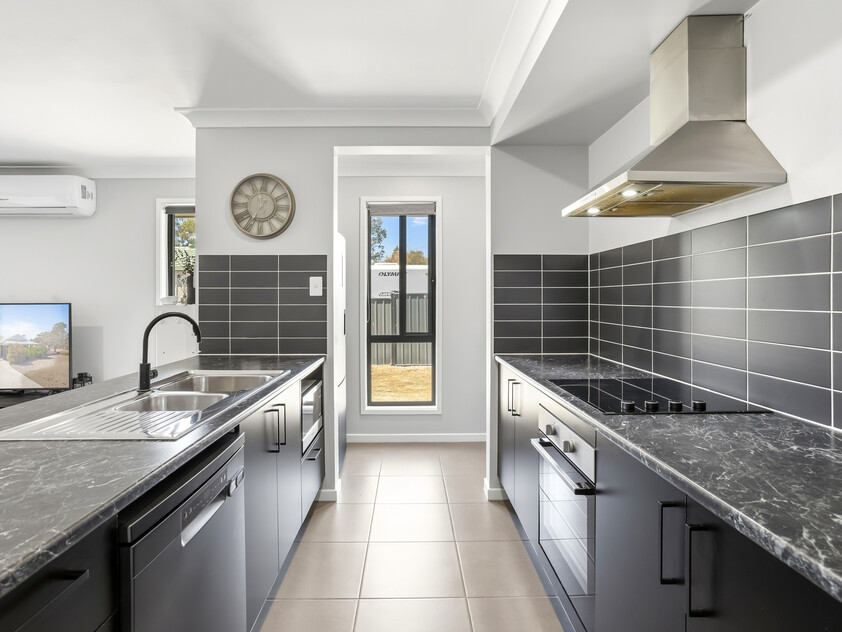 Modern Family Living on 1,366m² with Mountain Views & Room to Grow
