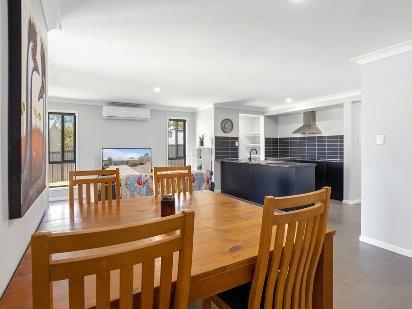 Modern Family Living on 1,366m² with Mountain Views & Room to Grow