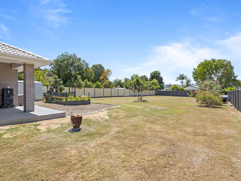 Modern Family Living on 1,366m² with Mountain Views & Room to Grow
