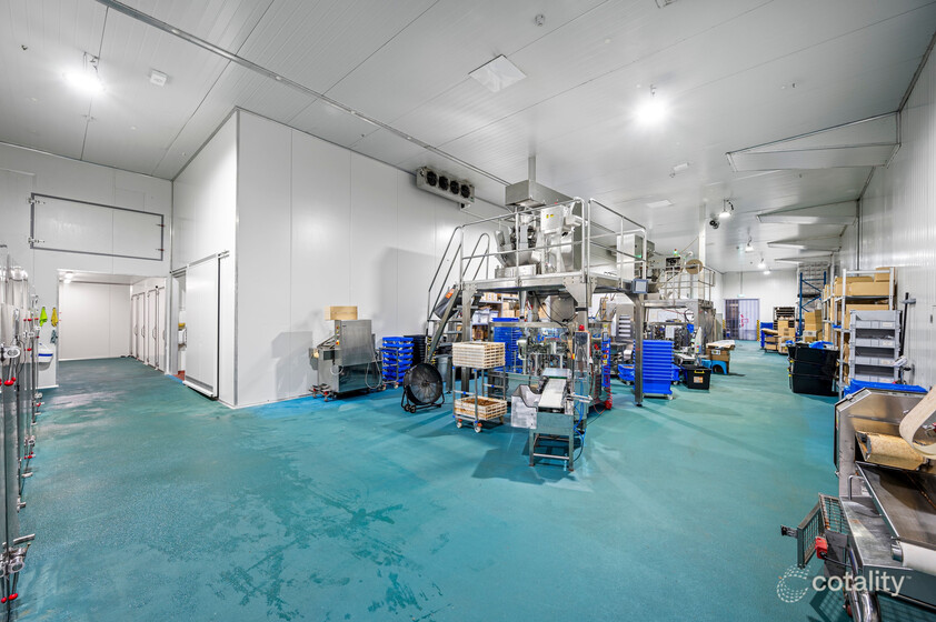 Warehouse with cold room storage and food production facility total size 1160sqm within min to Brisbane Market