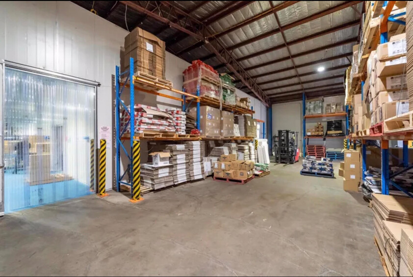 Warehouse with cold room storage and food production facility total size 1160sqm within min to Brisbane Market