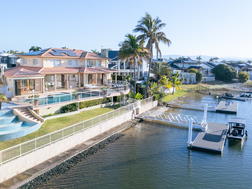 RARE NORTH-TO-WATER RESIDENCE WITH 32.1M WATERFRONTAGE & PRIVATE PONTOON