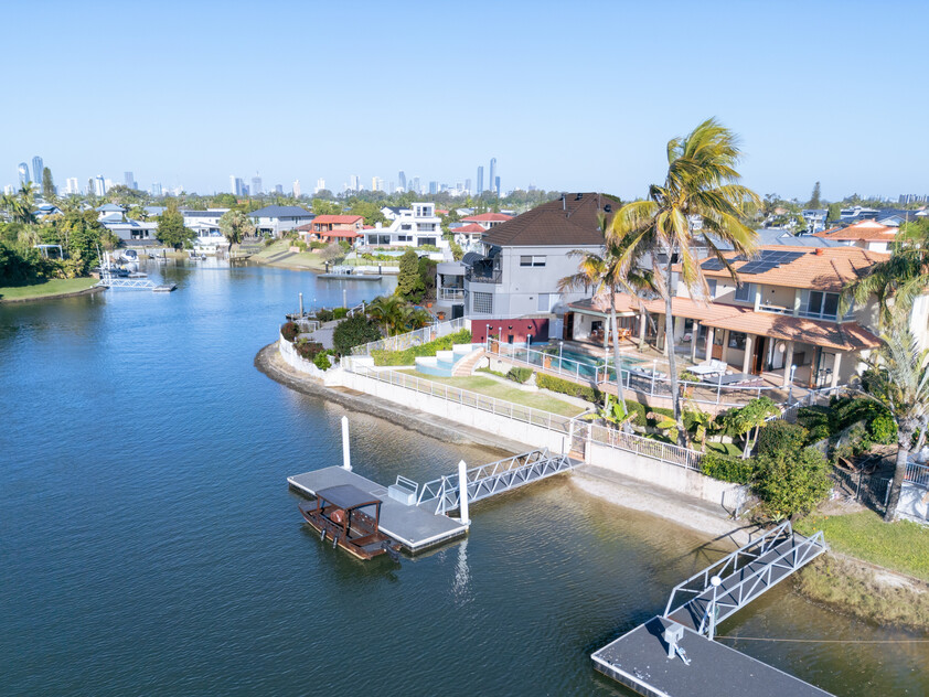 RARE NORTH-TO-WATER RESIDENCE WITH 32.1M WATERFRONTAGE & PRIVATE PONTOON