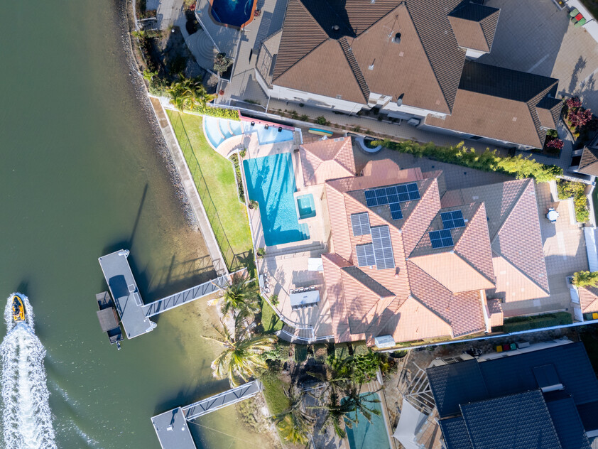 RARE NORTH-TO-WATER RESIDENCE WITH 32.1M WATERFRONTAGE & PRIVATE PONTOON