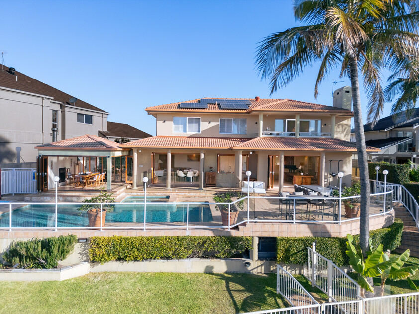 RARE NORTH-TO-WATER RESIDENCE WITH 32.1M WATERFRONTAGE & PRIVATE PONTOON