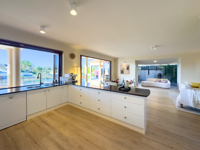 RARE NORTH-TO-WATER RESIDENCE WITH 32.1M WATERFRONTAGE & PRIVATE PONTOON