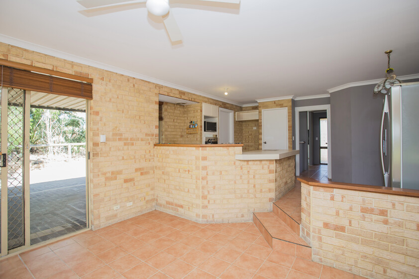 3-4 Bed / 1 Bath Country Home