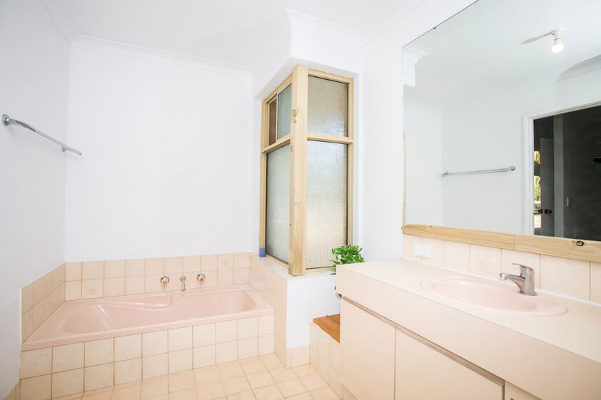 3-4 Bed / 1 Bath Country Home
