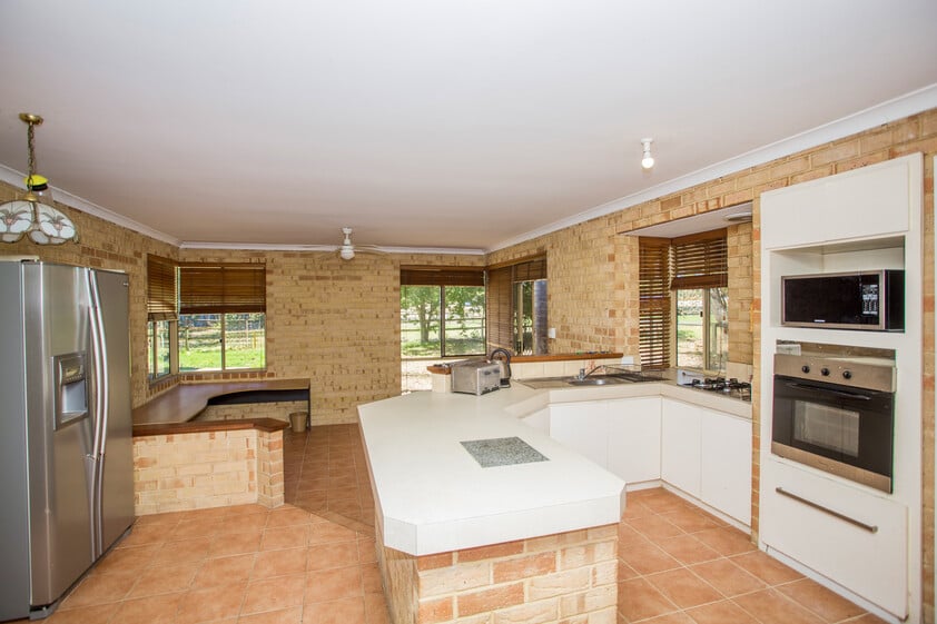 3-4 Bed / 1 Bath Country Home