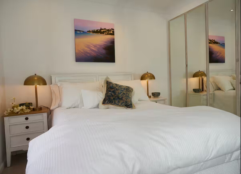 Fully Furnished Darling Point 1BR — Incredible Location, Everything Included