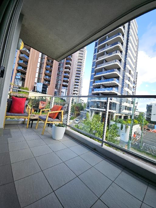 80 m2 Genuine CITY GLIMPSES 1 Bed 1 Bath 1 Car Sale by Owner (NO AGENTS PLEASE)