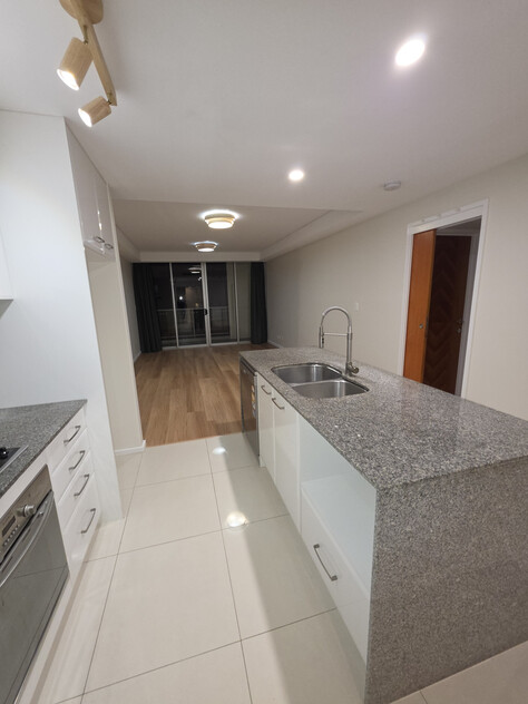 80 m2 Genuine CITY GLIMPSES 1 Bed 1 Bath 1 Car Sale by Owner (NO AGENTS PLEASE)