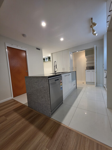 80 m2 Genuine CITY GLIMPSES 1 Bed 1 Bath 1 Car Sale by Owner (NO AGENTS PLEASE)