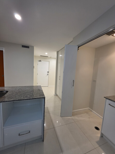 80 m2 Genuine CITY GLIMPSES 1 Bed 1 Bath 1 Car Sale by Owner (NO AGENTS PLEASE)