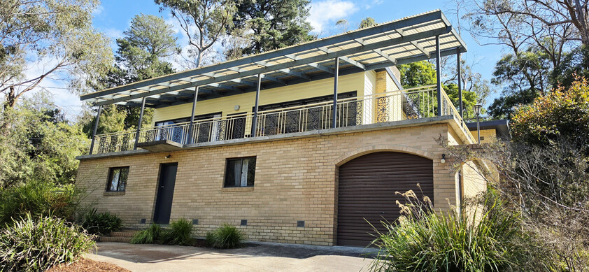 Peaceful Hills Living on 1,405m² with Stunning Ranges Views