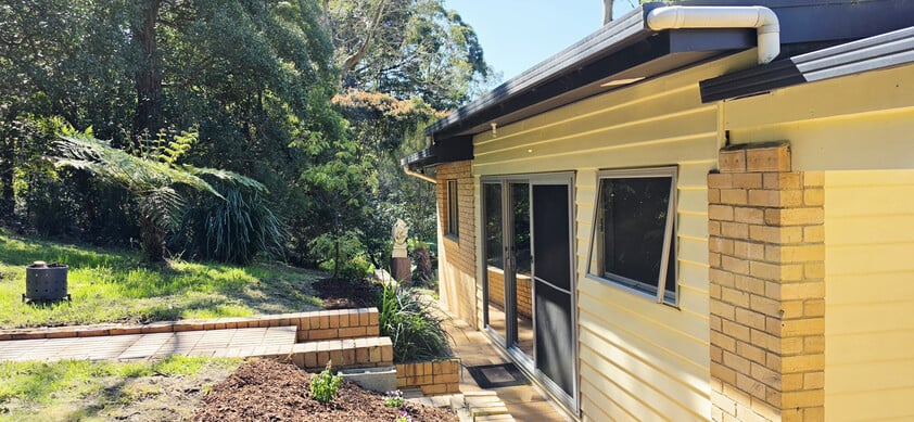 Peaceful Hills Living on 1,405m² with Stunning Ranges Views