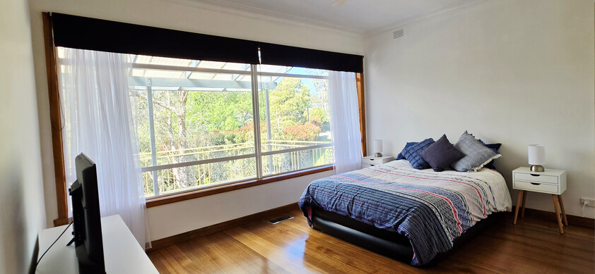 Peaceful Hills Living on 1,405m² with Stunning Ranges Views
