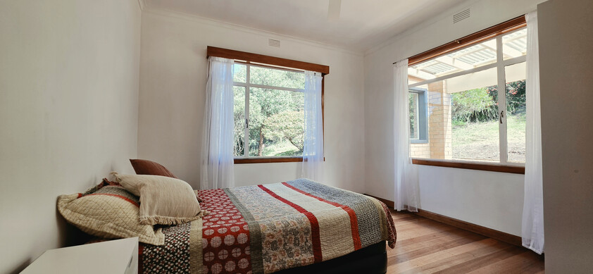 Peaceful Hills Living on 1,405m² with Stunning Ranges Views