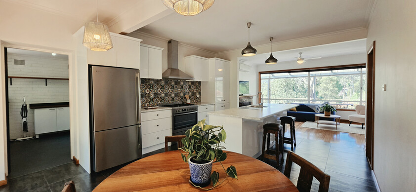Peaceful Hills Living on 1,405m² with Stunning Ranges Views