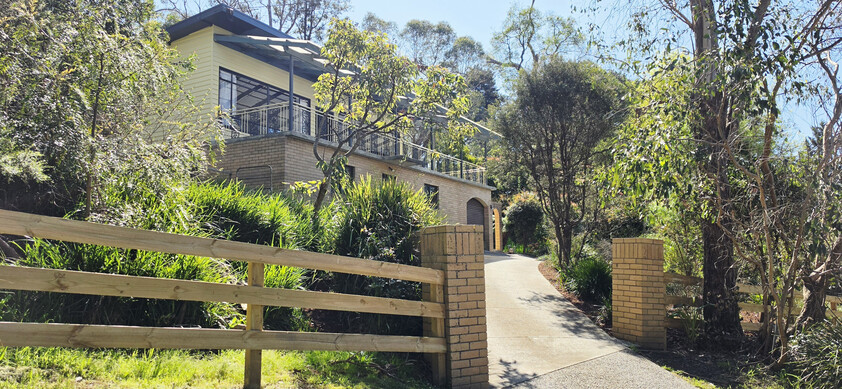 Peaceful Hills Living on 1,405m² with Stunning Ranges Views