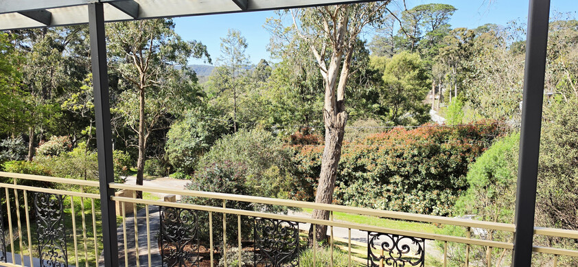 Peaceful Hills Living on 1,405m² with Stunning Ranges Views